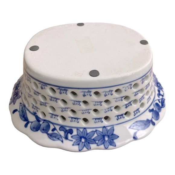 Chinoiserie Porcelain Pierced
Oval Bowl Blue and White
Blueberry Fruit Design - Picture 5 of 9